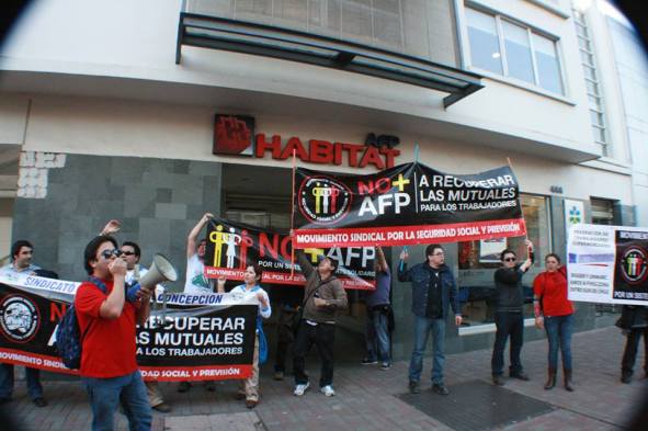 Manifestantes chilenos muestra su rechazo hacia la AFP Habitat,la misma  a quienes hoy los independientes en nuestro país tendrán que aportar, sí o sí.