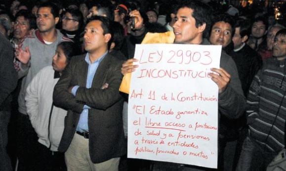 Manifestante exhibe  un articículo de nustra Constitución de se habla 